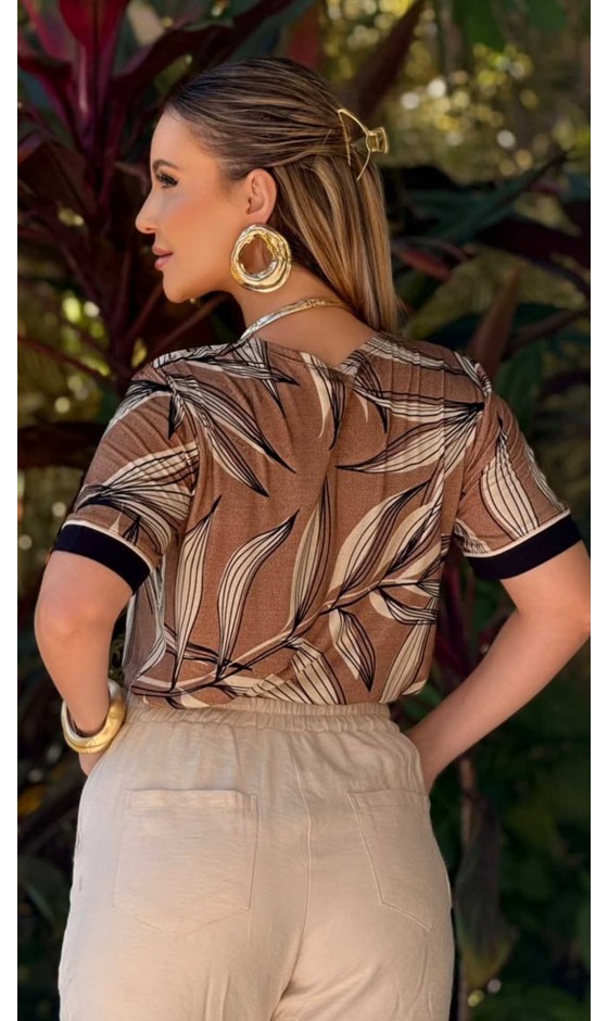 Blusa Manga Curta com Estampa de Folhagem