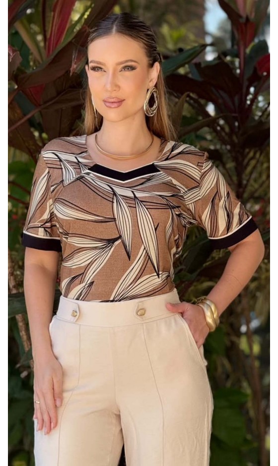 Blusa Manga Curta com Estampa de Folhagem